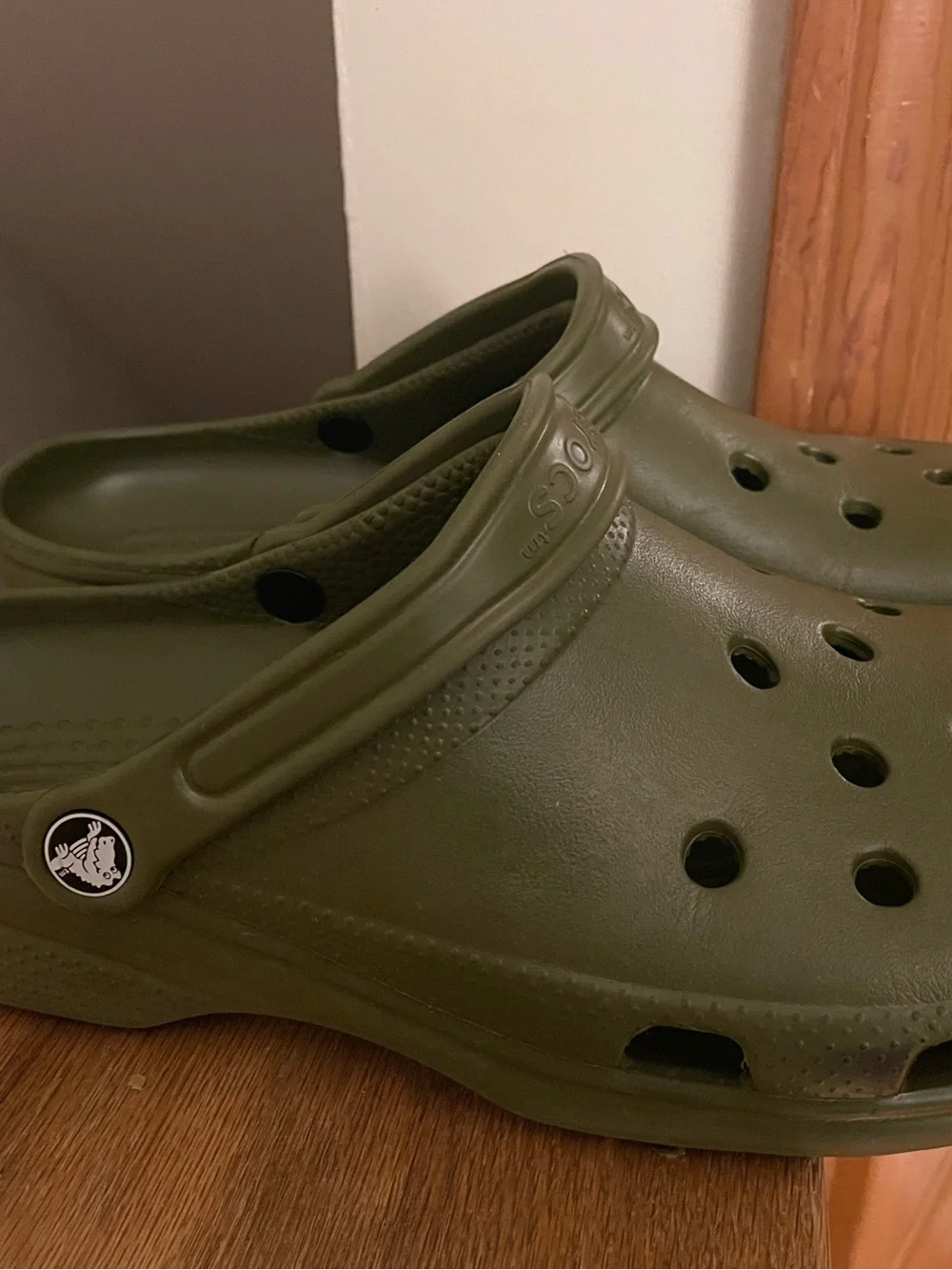 OLIVE GREEN CROCS MEN’S SIZE 11